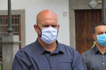 Minuto de silencio por las víctimas del Covid-19 en la plaza de San Juan y del personal de Servicios Sociales (Foto TA)